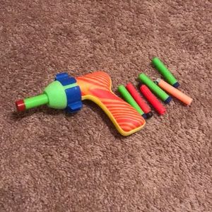 Im selling a toy gun with six darts and the gun.